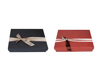 Caja de regalo rígida de lujo con forma rectangular, caja texturizada con tapa, interior impreso y cinta decorativa de satén color beige dorado.