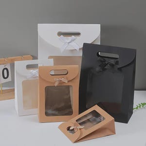 Bolsa de regalo de papel resistente, de pie, marrón, blanca y negra, con ventana transparente y lazo. Paquete de 12, 24 y 96 unidades.