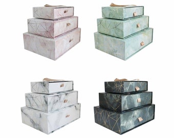 Juego de 3 cajas de regalo rígidas rectangulares de lujo con cajón, estampado de mármol con líneas doradas de origami, interior a cuadros y asa de transporte.
