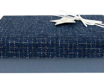 Blaue Box mit strukturiertem Stoff, blauem Deckel, Wildlederzierband mit Papierschnipseln