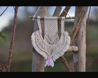 Wall decoration in macramé