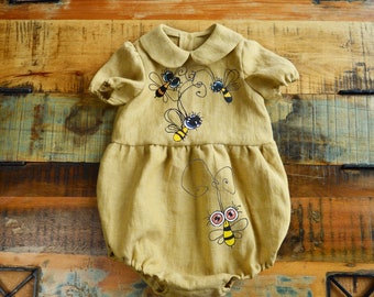 Barboteuse abeille Vêtements cottagecore pour fille Combinaison en lin pour bébé Peint à la main