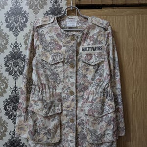 Kurtka wojskowa Vintage Lewitt Floral Military Utility, naszywka Guilty Parties, nowa, współczesna, sygnowana kurtka polowa bez kołnierza, damska, rozmiar M