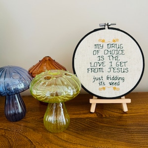 Mi droga preferida es el amor que recibo de Jesús Weed Cross Stitch