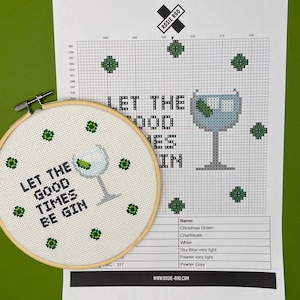 Könnte beinhalten: Ein Kreuzstichmuster für ein Gin-Design. Das Muster enthält ein Glas Gin mit einem Limettenkeil und den Text "Let the good times be gin". Das Muster ist auf weißem Hintergrund mit grünen Kleeblättern.