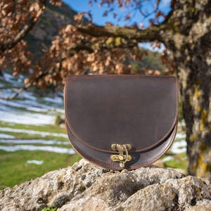 Bolso bandolera tipo sillín de piel marrón - KYANIA