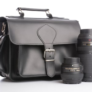 Schwarze Kameratasche aus Leder, DSLR Minimalist Tasche mit Polstermöglichkeit, Kameratasche aus Leder mit Kameratascheneinsatz, Kamera und Objektiv - KYANIA