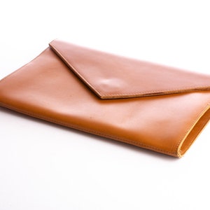Leren clutch enveloptas, Tan Leather envelop clutch, Avondtasje, Handgemaakte grote leren tas, volnerf leer KYANIA afbeelding 3