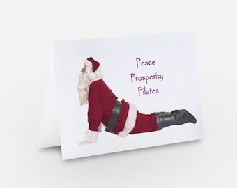 Tarjeta navideña de Pilates: "¡Papá Noel estirándose para contagiarse del espíritu navideño!"