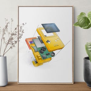 Può includere: Una stampa incorniciata con un'illustrazione dettagliata di una console di gioco portatile gialla smontata. L'opera mostra i componenti interni, tra cui lo schermo, il circuito stampato e lo slot per cartucce, su uno sfondo bianco. La stampa è esposta su una superficie di legno.