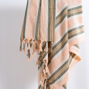 Hellrosa Leinen Badetuch, schnell trocknend grau gestreift türkischer Überwurf, antiallergischer Gartentischläufer, Boho Sarong, postpartales Geschenk für Mama
