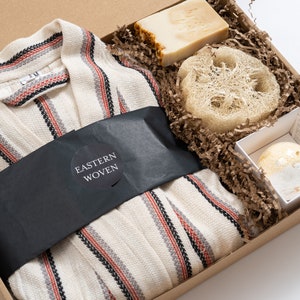 Caja de regalo de bata personalizada, paquete de cuidado personal para ella, juego de regalo de ropa de salón, juego de regalo de bata, regalo ecológico para él, vestido de cero residuos presente