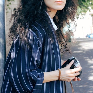 Kimono bleu marine en lin et coton avec boîte-cadeau, peignoir décontracté en mélange ethnique et moderne, vêtements de détente à rayures douces, cadeau d'intérieur unisexe
