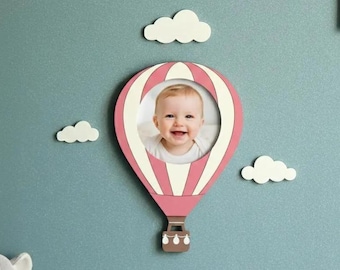 Fotoram med luftballong, fotoram med personligt namn, väggdekoration för barnrum, träram för barn, present till nyfödd, babyshowerpresent