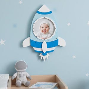 Marco de fotos de madera con diseño de cohete para guardería, decoración de habitación infantil con temática espacial, regalo personalizado de astronauta para bebé, arte de pared para habitación de niño pequeño.