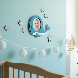 Marco de fotos de ballena para habitación de bebé, decoración de habitación de bebé con temática oceánica, regalo náutico personalizado para recién nacido, arte mural de animales marinos, marco de fotos de ballena