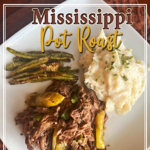 Puede incluir: Un plato blanco con una porción de asado de olla desmenuzado, judías verdes y puré de patatas. El texto "Mississippi Pot Roast" está escrito en letras amarillas y marrones en la parte superior de la imagen.