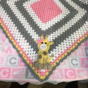 Manta de jirafa tejida a crochet para niña, rosa, blanca y gris con jirafa en amarillo, accesorio para fotos, regalo para baby shower, manta para niña