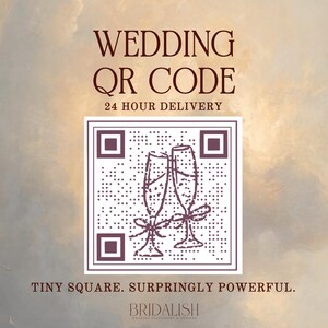 Może przedstawiać: Kwadratowy kod QR z dwoma kieliszkami do szampana, związanymi kokardkami, w motywie weselnym. Tekst „WEDDING QR CODE” i „TINY SQUARE. SURPRISINGLY POWERFUL.” są wyświetlane odpowiednio nad i pod kodem.