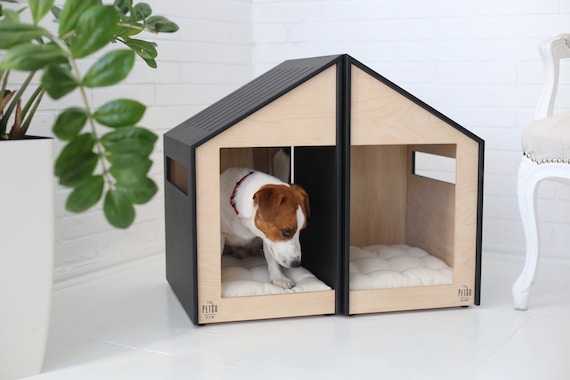 Casa para perro, de madera con puerta y ventana, de techo rojo y