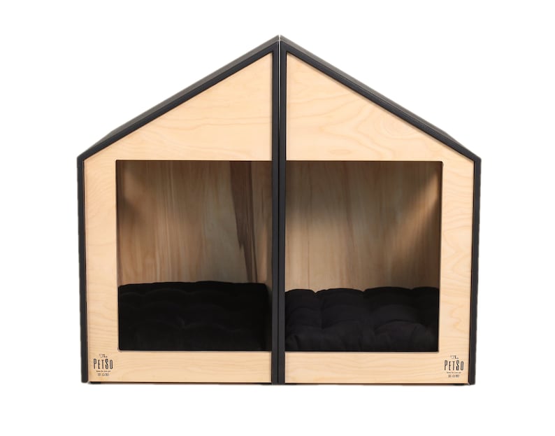K&ouml;nnte beinhalten: Ein Hundehaus aus Holz mit schwarzem Rahmen und zwei separaten Abteilen. Jedes Abteil hat ein schwarzes Kissen im Inneren und ein Logo mit der Aufschrift "The Petso" auf der Vorderseite.