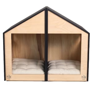 K&ouml;nnte beinhalten: Ein Hundehaus aus Holz mit zwei separaten Abteilen, jedes mit einem gepolsterten Bett. Das Haus hat einen schwarzen Rahmen und ein schlichtes, modernes Design. Der Text "The Petso" ist auf der Unterseite jedes Abteils aufgedruckt.