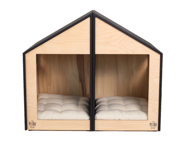 K&ouml;nnte beinhalten: Ein Hundehaus aus Holz mit zwei separaten Abteilen, jedes mit einem gepolsterten Bett. Das Haus hat einen schwarzen Rahmen und ein schlichtes, modernes Design. Der Text "The Petso" ist auf der Unterseite jedes Abteils aufgedruckt.