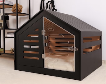 Könnte beinhalten: Schwarzes Hundehaus aus Holz mit einer durchsichtigen Plastiktür und einem weißen Bett im Inneren. Das Haus hat ein schräges Dach und ein Latten-Design.