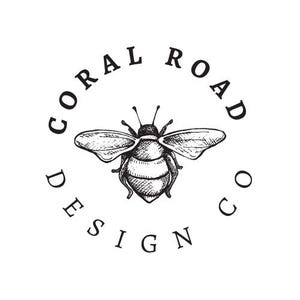 Op de afbeelding: Zwart-wit logo met een gedetailleerde illustratie van een bij. De tekst "CORAL ROAD DESIGN CO" is rond de bij gebogen. Geschikt voor branding of productlabels, met een klassieke en elegante uitstraling.