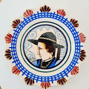 Prato raro de faiança Paul Fouillen Quimper - Mulher bretã pintada à mão - França por volta de 1930