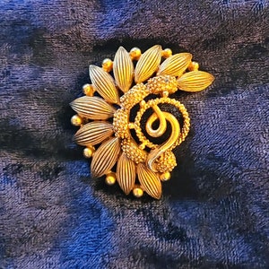 Broche pin flor pérola ouro semijoia - Muzazen Semijoias e