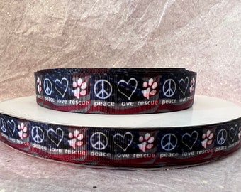 Peut inclure: Un rouleau de ruban noir et rouge avec un motif répété de signes de paix, de cœurs, d'empreintes de pattes et les mots "peace love rescue".