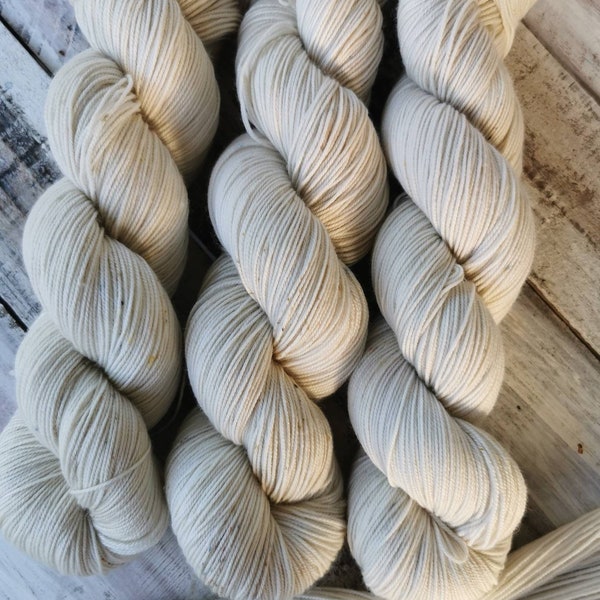 SHELL sobre hilo para calcetines Merino Prima teñido a mano de grosor fingering