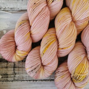 BLITHE sobre hilo para calcetines Merino Prima teñido a mano de grosor fingering