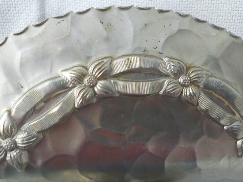 Aluminum napkin holder with magnolia base