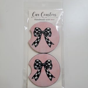 Conjunto de 2 porta-copos para carro com estampa xadrez preta e laço, ideal para presentear.