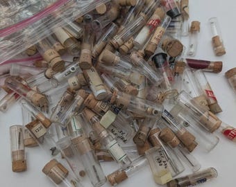 Lote de 100 viales para piezas de reloj, mixtos, de vidrio, plástico, con tapón de corcho, para almacenamiento y manualidades.