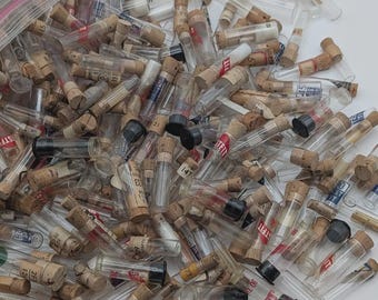 Lote de 100 pequeños frascos para piezas de relojería – Vidrio y plástico surtidos con corcho/tapa