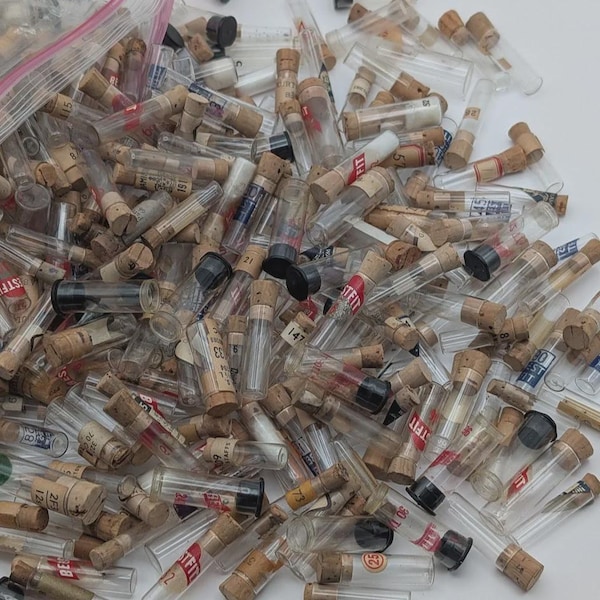 Lotto di 100 piccole fiale per componenti di orologi – Miste in vetro e plastica con tappo di sughero.