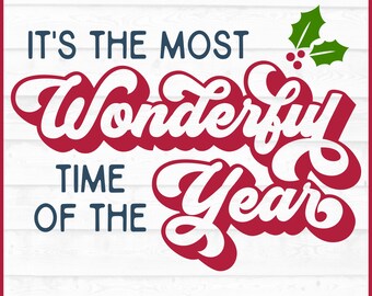 Könnte beinhalten: Roter und weißer Text auf weißem Holzgrund lautet "It's the most Wonderful Time of the Year". Ein grüner Stechpalmenzweig mit roten Beeren befindet sich in der oberen rechten Ecke. Der Text ist in einem Retro-Schriftart-Stil.