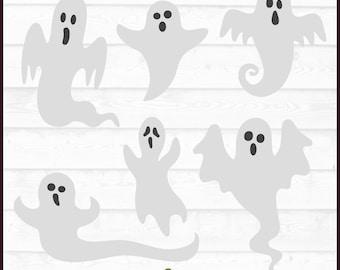 Può includere: Una collezione di cinque illustrazioni di fantasmi grigio chiaro con occhi e bocche ovali grigio scuro. I fantasmi presentano varie posizioni delle braccia e forme della coda. In basso, il testo riporta DXF, SVG, PNG ed EPS, accompagnato da una piccola icona di cetriolino.