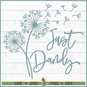 Op de afbeelding: Een tealkleurig paardenbloemontwerp met de woorden "Just Dandy" in een cursief lettertype. De afbeelding toont twee paardenbloemzaden en verschillende zwevende zaden, tegen een witte houtnerf achtergrond.