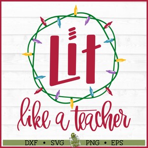 以下が含まれることがあります： 「Lit like a teacher」という赤い文字が、カラフルなクリスマスライトの緑色のリースで囲まれています。