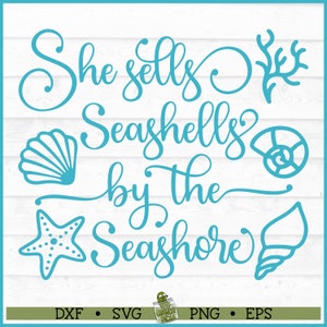 Op de afbeelding: Blauwe tekst op een witte achtergrond luidt "She sells seashells by the seashore". De tekst wordt omringd door afbeeldingen van schelpen, zeesterren en koraal.