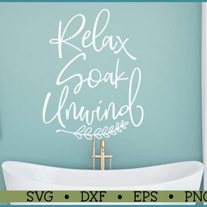 Puede incluir: Texto blanco sobre un fondo azul claro que dice "Relax Soak Unwind" con una peque&ntilde;a rama de hojas debajo. Una ba&ntilde;era blanca est&aacute; en primer plano con un grifo dorado.