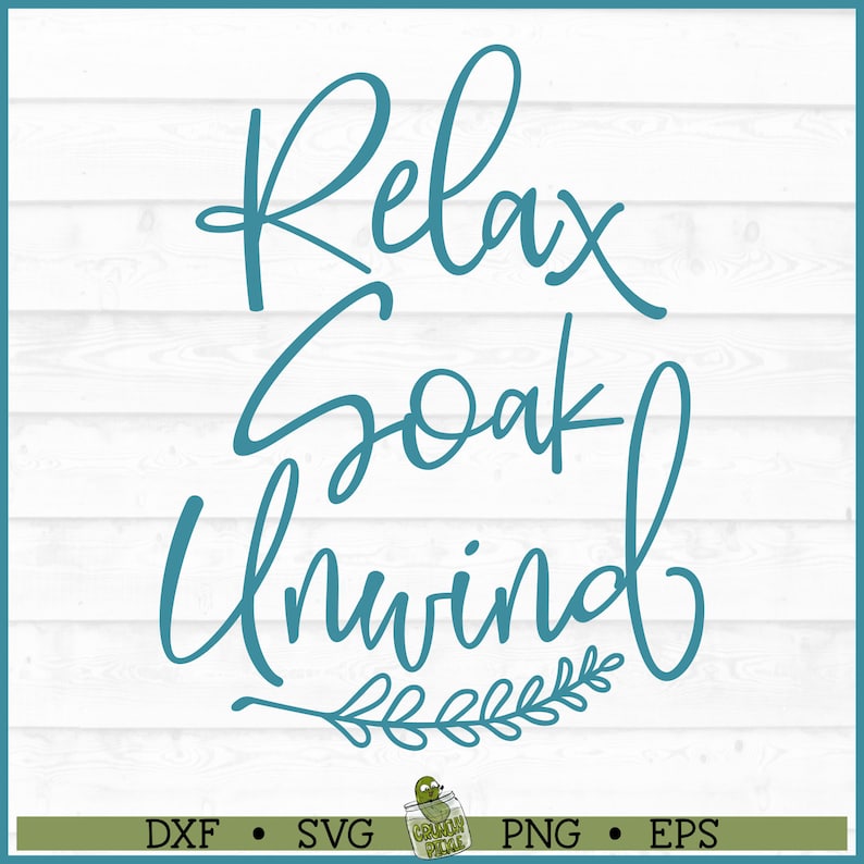 Puede incluir: Texto azul sobre un fondo de madera blanca que dice "Relax Soak Unwind" con una rama frondosa debajo. El texto est&aacute; en una fuente cursiva.