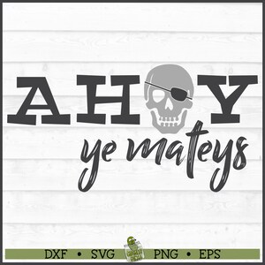 Puede incluir: Ahoy ye mateys! Una calavera de pirata en blanco y negro con un parche en el ojo, las palabras "Ahoy" y "ye mateys" en texto negro sobre un fondo de madera blanco.