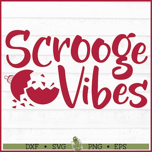 Puede incluir: Texto rojo sobre un fondo de madera blanca que dice "Scrooge Vibes". Un adorno de Navidad rojo roto está a la izquierda del texto.