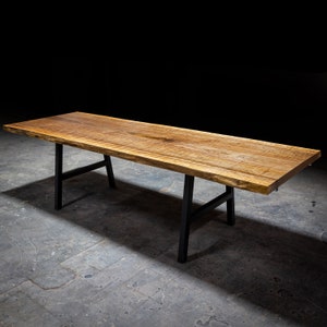 Live Edge Black Walnut Expandable extendable Dining Table, a true centerpiece for any dining space! Having the ability to increase or decrease the length of table as needed was a true game changer when it came to live edge tables.