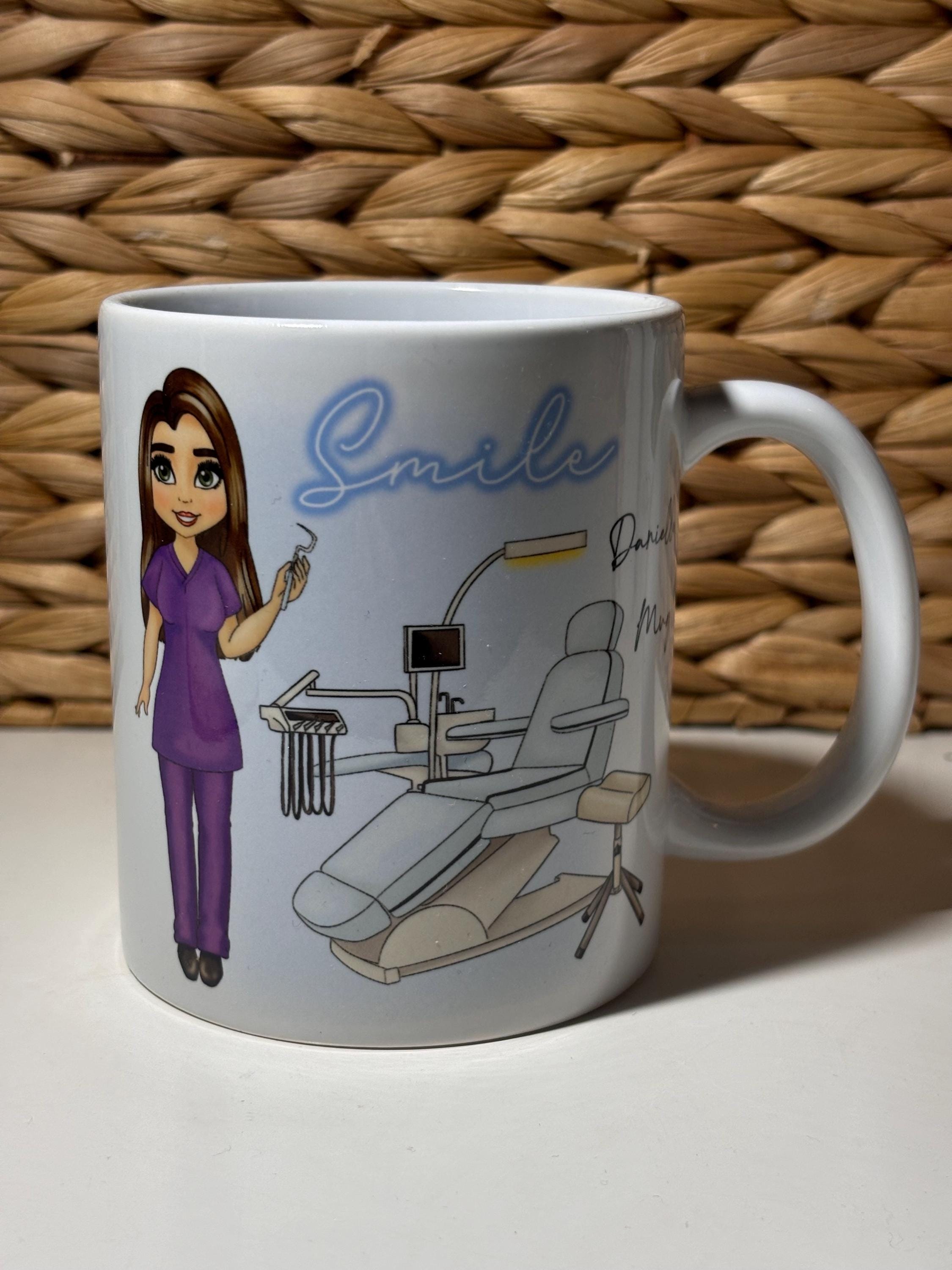 Regalo personalizzato – Tazza nera dentista maschile (tema carriera, opzioni di colore) – qualsiasi nomemessaggio sul vostro unico – strumento medico dentistico bianco Lab Coat Practice Occupazione